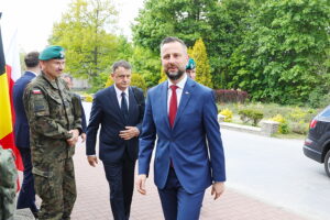 12.05.2025. Skarżysko-Kamienna. Podpisanie listu intencyjnego w sprawie zakupu przez Belgię zestawów rakietowych Piorun / Fot. Wiktor Taszłow - Radio Kielce