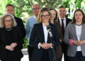 20.05.2025. Warszawa. Wicemarszałek Senatu Magdalena Biejat i politycy Lewicy podczas oświadczenia dla mediów przed Sejmem w Warszawie. Magdalena Biejat zapowiedziała, że w II turze wyborów prezydenta RP, odda swój głos na kandydata KO, prezydenta Warszawy Rafała Trzaskowskiego / Fot. PAP - Radek Pietruszka