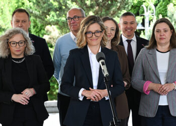 20.05.2025. Warszawa. Wicemarszałek Senatu Magdalena Biejat i politycy Lewicy podczas oświadczenia dla mediów przed Sejmem w Warszawie. Magdalena Biejat zapowiedziała, że w II turze wyborów prezydenta RP, odda swój głos na kandydata KO, prezydenta Warszawy Rafała Trzaskowskiego / Fot. PAP - Radek Pietruszka