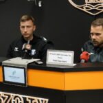 10.05.2025. Ostrowiec Św. Betlic III liga. KSZO - Pogoń-Sokół Lubaczów. Na zdjęciu (od lewej): Paweł Słomiany - trener Pogoni-Sokoła, Radosław Jacek - trener KSZO / Fot. Kamil Król - Radio Kielce