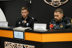 10.05.2025. Ostrowiec Św. Betlic III liga. KSZO - Pogoń-Sokół Lubaczów. Na zdjęciu (od lewej): Paweł Słomiany - trener Pogoni-Sokoła, Radosław Jacek - trener KSZO / Fot. Kamil Król - Radio Kielce
