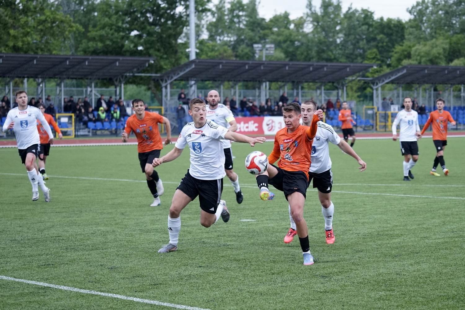 Walka do ostatniej sekundy opłaciła się. KSZO wyszarpał zwycięstwo w Skawinie - Radio Kielce 16.05.2025. Skawina. 30. kolejka Betclic III ligi: Wiślanie Skawina - KSZO Ostrowiec / Fot. Kamil Król - Radio Kielce