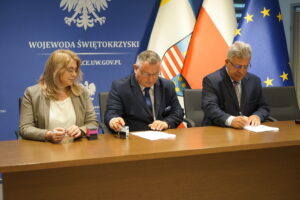 29.05.2025. Kielce. Urząd Wojewódzki. Wojewoda Józef Bryk podpisuje umowy w ramach programu "Aktywny dzienny opiekun w gminie"/ Fot. Magdalena Wróblewska - Radio Kielce