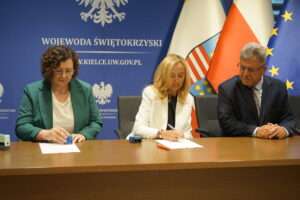 29.05.2025. Kielce. Urząd Wojewódzki. Wojewoda Józef Bryk podpisuje umowy w ramach programu "Aktywny dzienny opiekun w gminie"/ Fot. Magdalena Wróblewska - Radio Kielce