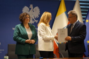 29.05.2025. Kielce. Urząd Wojewódzki. Wojewoda Józef Bryk podpisuje umowy w ramach programu "Aktywny dzienny opiekun w gminie"/ Fot. Magdalena Wróblewska - Radio Kielce