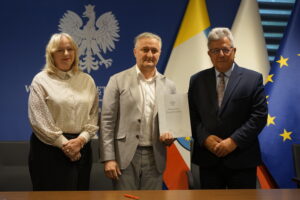 29.05.2025. Kielce. Urząd Wojewódzki. Wojewoda Józef Bryk podpisuje umowy w ramach programu "Aktywny dzienny opiekun w gminie"/ Fot. Magdalena Wróblewska - Radio Kielce