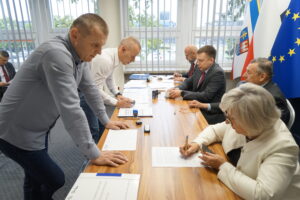29.05.2025. Kielce. Urząd Marszałkowski. Renata Janik i Grzegorz Socha podpisują umowy na unijne dofinansowanie wspierania zdrowia pracowników oraz profilaktykę schorzeń zawodowych/ Fot. Magdalena Wróblewska Radio Kielce