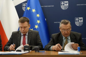 29.05.2025. Kielce. Urząd Marszałkowski. Renata Janik i Grzegorz Socha podpisują umowy na unijne dofinansowanie wspierania zdrowia pracowników oraz profilaktykę schorzeń zawodowych/ Fot. Magdalena Wróblewska Radio Kielce