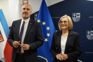 29.05.2025. Kielce. Urząd Marszałkowski. Renata Janik i Grzegorz Socha podpisują umowy na unijne dofinansowanie wspierania zdrowia pracowników oraz profilaktykę schorzeń zawodowych/ Fot. Magdalena Wróblewska Radio Kielce