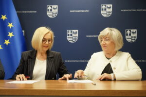 29.05.2025. Kielce. Urząd Marszałkowski. Renata Janik i Grzegorz Socha podpisują umowy na unijne dofinansowanie wspierania zdrowia pracowników oraz profilaktykę schorzeń zawodowych/ Fot. Magdalena Wróblewska Radio Kielce