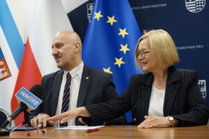 29.05.2025. Kielce. Urząd Marszałkowski. Renata Janik i Grzegorz Socha podpisują umowy na unijne dofinansowanie wspierania zdrowia pracowników oraz profilaktykę schorzeń zawodowych/ Fot. Magdalena Wróblewska Radio Kielce