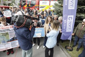 07.05.2025. Brzegi. Mieszkańcy przeciwni budowie fermy drobiu / Fot. Jarosław Kubalski - Radio Kielce