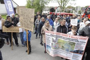 07.05.2025. Brzegi. Mieszkańcy przeciwni budowie fermy drobiu / Fot. Jarosław Kubalski - Radio Kielce