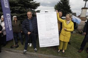 07.05.2025. Brzegi. Mieszkańcy przeciwni budowie fermy drobiu / Fot. Jarosław Kubalski - Radio Kielce