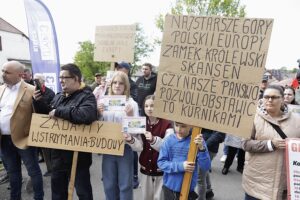 07.05.2025. Brzegi. Mieszkańcy przeciwni budowie fermy drobiu / Fot. Jarosław Kubalski - Radio Kielce