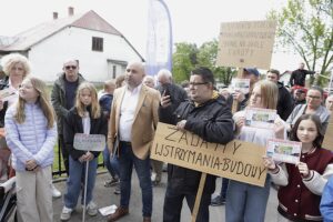 07.05.2025. Brzegi. Mieszkańcy przeciwni budowie fermy drobiu / Fot. Jarosław Kubalski - Radio Kielce