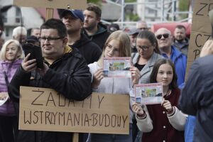 07.05.2025. Brzegi. Mieszkańcy przeciwni budowie fermy drobiu / Fot. Jarosław Kubalski - Radio Kielce