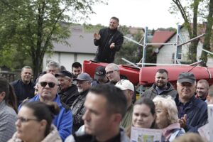 07.05.2025. Brzegi. Mieszkańcy przeciwni budowie fermy drobiu / Fot. Jarosław Kubalski - Radio Kielce