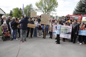 07.05.2025. Brzegi. Mieszkańcy przeciwni budowie fermy drobiu / Fot. Jarosław Kubalski - Radio Kielce