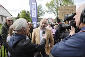 07.05.2025. Brzegi. Mieszkańcy przeciwni budowie fermy drobiu / Fot. Jarosław Kubalski - Radio Kielce