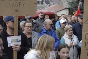 07.05.2025. Brzegi. Mieszkańcy przeciwni budowie fermy drobiu / Fot. Jarosław Kubalski - Radio Kielce