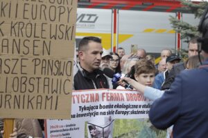 07.05.2025. Brzegi. Mieszkańcy przeciwni budowie fermy drobiu / Fot. Jarosław Kubalski - Radio Kielce