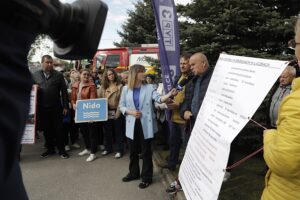07.05.2025. Brzegi. Mieszkańcy przeciwni budowie fermy drobiu / Fot. Jarosław Kubalski - Radio Kielce