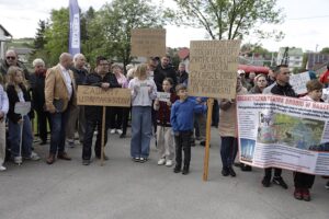 07.05.2025. Brzegi. Mieszkańcy przeciwni budowie fermy drobiu / Fot. Jarosław Kubalski - Radio Kielce