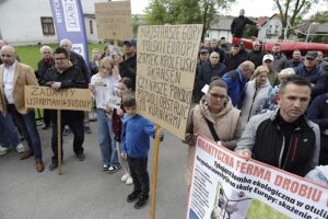 07.05.2025. Brzegi. Mieszkańcy przeciwni budowie fermy drobiu / Fot. Jarosław Kubalski - Radio Kielce