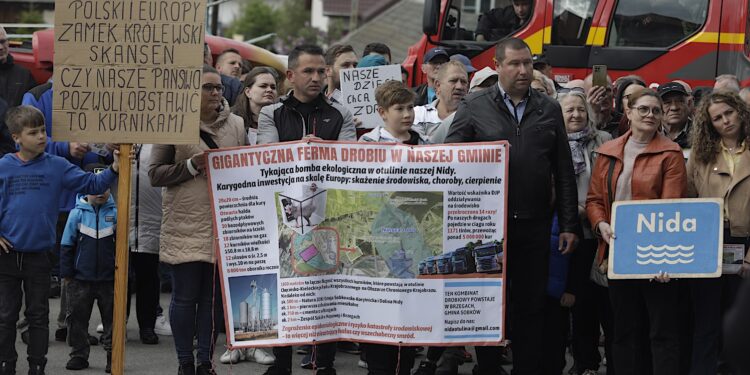 07.05.2025. Brzegi. Mieszkańcy przeciwni budowie fermy drobiu / Fot. Jarosław Kubalski - Radio Kielce