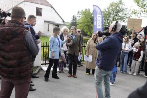 07.05.2025. Brzegi. Mieszkańcy przeciwni budowie fermy drobiu / Fot. Jarosław Kubalski - Radio Kielce
