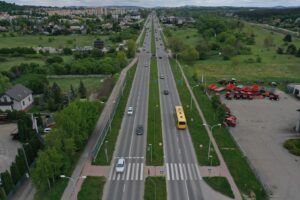 06.05.2025. Kielce. Ulica Krakowska. Miejsce, w którym mają powstać nowe wiaty przystankowe / Fot. Jarosław Kubalski - Radio Kielce