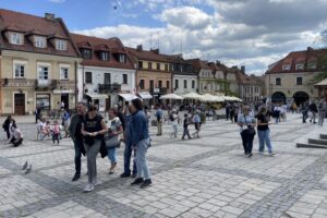 01.05.2025. Sandomierz. Turyści w mieście / Fot. Grażyna Szlęzak - Radio Kielce