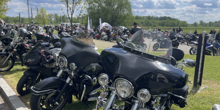 Ryk silników ściągnął tłumy widzów