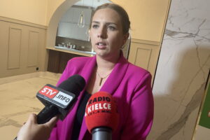 Burmistrz zagrał Papkina. Samorządowcy wspierali Amelkę - Radio Kielce