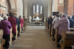 17.05.2025. Sandomierz. Odsłonięcie ławeczki ku pamięci śp. ojca Tytusa Piłata / Fot. Grażyna Szlęzak - Radio Kielce