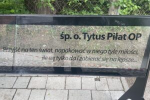 17.05.2025. Sandomierz. Odsłonięcie ławeczki ku pamięci śp. ojca Tytusa Piłata / Fot. Grażyna Szlęzak - Radio Kielce