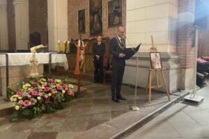 17.05.2025. Sandomierz. Odsłonięcie ławeczki ku pamięci śp. ojca Tytusa Piłata / Fot. Grażyna Szlęzak - Radio Kielce