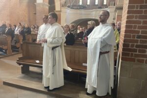 17.05.2025. Sandomierz. Odsłonięcie ławeczki ku pamięci śp. ojca Tytusa Piłata / Fot. Grażyna Szlęzak - Radio Kielce