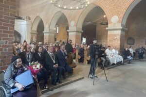 17.05.2025. Sandomierz. Odsłonięcie ławeczki ku pamięci śp. ojca Tytusa Piłata / Fot. Grażyna Szlęzak - Radio Kielce