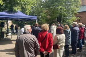 17.05.2025. Sandomierz. Odsłonięcie ławeczki ku pamięci śp. ojca Tytusa Piłata / Fot. Grażyna Szlęzak - Radio Kielce