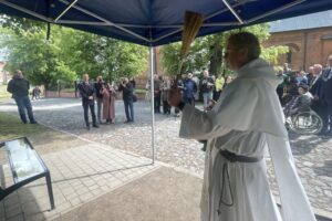 17.05.2025. Sandomierz. Odsłonięcie ławeczki ku pamięci śp. ojca Tytusa Piłata / Fot. Grażyna Szlęzak - Radio Kielce