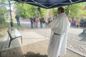 17.05.2025. Sandomierz. Odsłonięcie ławeczki ku pamięci śp. ojca Tytusa Piłata / Fot. Grażyna Szlęzak - Radio Kielce