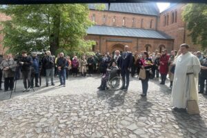 17.05.2025. Sandomierz. Odsłonięcie ławeczki ku pamięci śp. ojca Tytusa Piłata / Fot. Grażyna Szlęzak - Radio Kielce