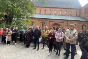 17.05.2025. Sandomierz. Odsłonięcie ławeczki ku pamięci śp. ojca Tytusa Piłata / Fot. Grażyna Szlęzak - Radio Kielce