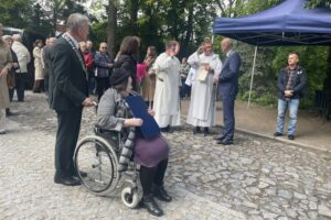 17.05.2025. Sandomierz. Odsłonięcie ławeczki ku pamięci śp. ojca Tytusa Piłata / Fot. Grażyna Szlęzak - Radio Kielce
