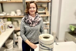 Marta Dachowska z pracowni ceramiki Instytut Dizajnu w Kielcach podczas pracy / Fot. Dorota Klusek - Radio Kielce
