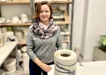 Marta Dachowska z pracowni ceramiki Instytut Dizajnu w Kielcach podczas pracy / Fot. Dorota Klusek - Radio Kielce