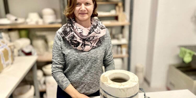 Marta Dachowska z pracowni ceramiki Instytut Dizajnu w Kielcach podczas pracy / Fot. Dorota Klusek - Radio Kielce