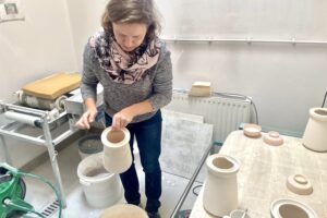 Marta Dachowska z pracowni ceramiki Instytut Dizajnu w Kielcach podczas pracy / Fot. Dorota Klusek - Radio Kielce